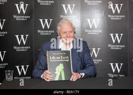 Sir David Attenborough assiste photocall prima di firmare le copie del quarantesimo anniversario edizione della vita sulla terra con: Sir David Attenborough dove: Londra, Regno Unito quando: 02 Ott 2018 Credit: Phil Lewis/WENN.com Foto Stock