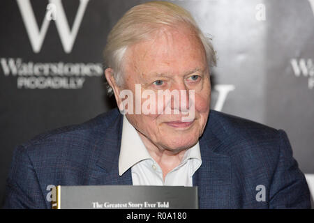 Sir David Attenborough assiste photocall prima di firmare le copie del quarantesimo anniversario edizione della vita sulla terra con: Sir David Attenborough dove: Londra, Regno Unito quando: 02 Ott 2018 Credit: Phil Lewis/WENN.com Foto Stock