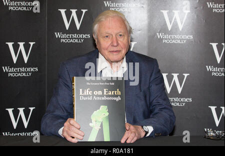 Sir David Attenborough assiste photocall prima di firmare le copie del quarantesimo anniversario edizione della vita sulla terra con: Sir David Attenborough dove: Londra, Regno Unito quando: 02 Ott 2018 Credit: Phil Lewis/WENN.com Foto Stock