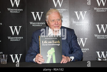 Sir David Attenborough assiste photocall prima di firmare le copie del quarantesimo anniversario edizione della vita sulla terra con: Sir David Attenborough dove: Londra, Regno Unito quando: 02 Ott 2018 Credit: Phil Lewis/WENN.com Foto Stock