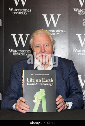 Sir David Attenborough assiste photocall prima di firmare le copie del quarantesimo anniversario edizione della vita sulla terra con: Sir David Attenborough dove: Londra, Regno Unito quando: 02 Ott 2018 Credit: Phil Lewis/WENN.com Foto Stock