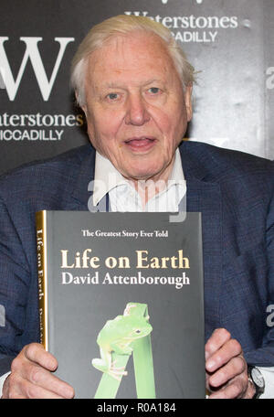 Sir David Attenborough assiste photocall prima di firmare le copie del quarantesimo anniversario edizione della vita sulla terra con: Sir David Attenborough dove: Londra, Regno Unito quando: 02 Ott 2018 Credit: Phil Lewis/WENN.com Foto Stock