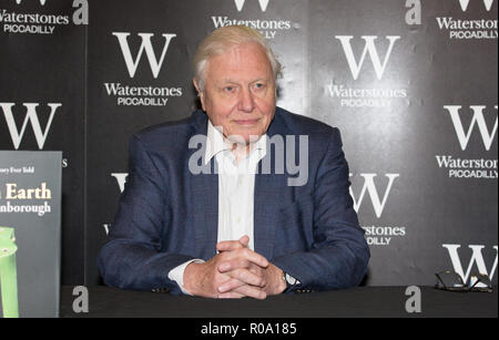 Sir David Attenborough assiste photocall prima di firmare le copie del quarantesimo anniversario edizione della vita sulla terra con: Sir David Attenborough dove: Londra, Regno Unito quando: 02 Ott 2018 Credit: Phil Lewis/WENN.com Foto Stock