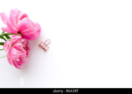 Femminile, foto in stile con il rosa peonie. Flatlay. Per i blogger e le imprese creative. Con uno spazio bianco per il testo o per prodotto. Foto Stock