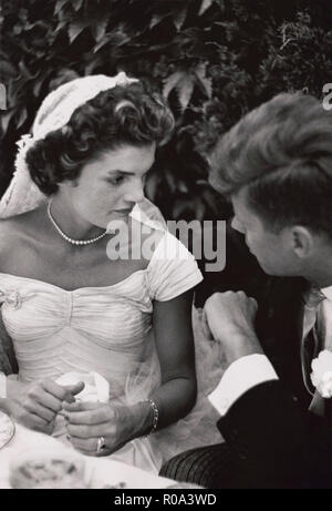 Jacqueline Bouvier Kennedy e il Senatore John Fitzgerald Kennedy parla al loro ricevimento di nozze, Newport, Rhode Island, STATI UNITI D'AMERICA, dai toni Frissell, Settembre 12, 1953