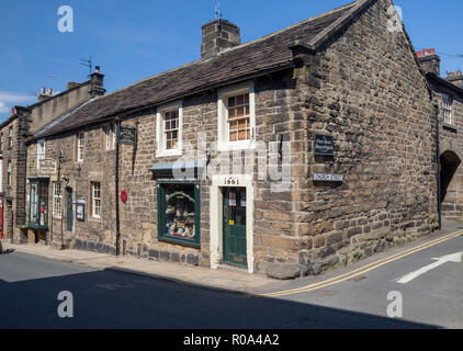 Il più antico negozio di dolci in Inghilterra, sul ponte Pateley High Street. Fondata nel 1827 è famosa per la vendita di dolci tradizionali. Foto Stock