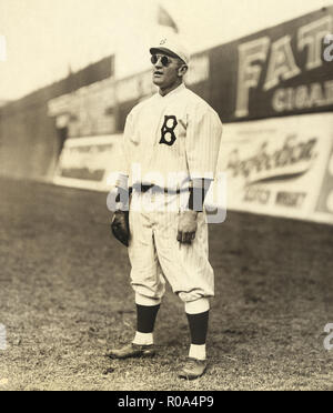 Casey Stengel, Ritratto completi indossando occhiali da sole durante la riproduzione per fuori campo lato Brooklyn Dodgers, George Grantham Bain Raccolta, 1915 Foto Stock