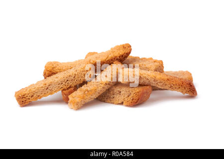 Pila di crostoni di pane di segale isolato su bianco Foto Stock