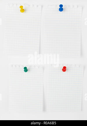 Collezione di carte nota con perni di spinta su sfondo bianco. ciascuno è girato separatamente Foto Stock