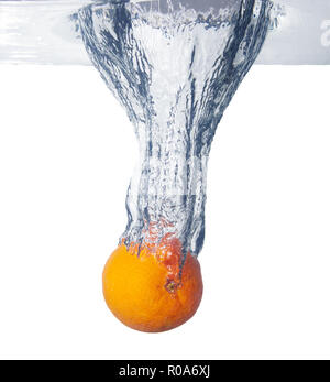 Orange cade profondamente sotto l'acqua con un grande splash. Foto Stock