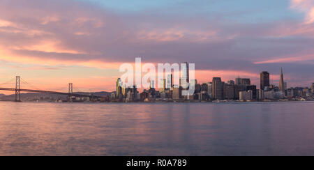 Sunrise saluta la bellissima California Settentrionale città di San Francisco. Questo scenic, moderna metropoli si trova sul bordo dell'Oceano Pacifico. Foto Stock