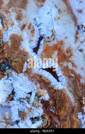 Texture acqua ossidazione, narzans nel Caucaso del Nord, Russia. Foto Stock