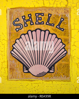 Vintage Shell Oil Company logo sul lato di un vecchio giallo benzina pompa bowser Foto Stock