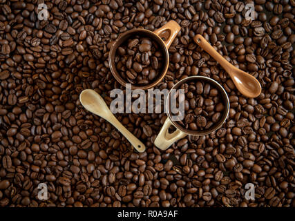 Il caffè fresco fagioli marrone pronto a fare una deliziosa tazza di caffè Foto Stock