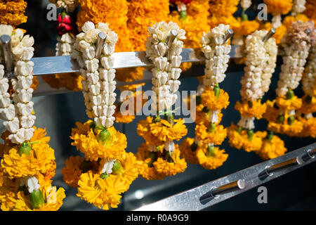 Garland in Thai tempio buddista Foto Stock