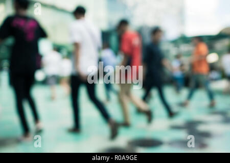 Sfumata la gente che camminava per strada Foto Stock