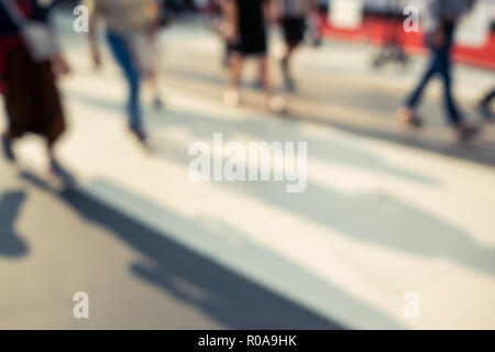 Sfumata la gente che camminava per strada Foto Stock