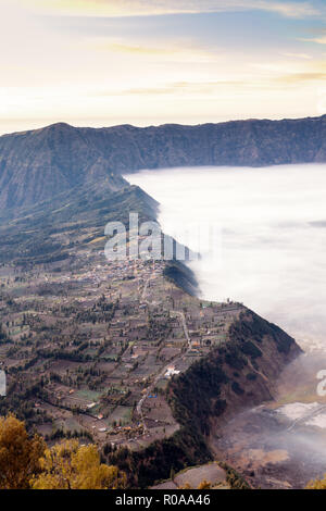 Il villaggio con i Foggy sunrise Foto Stock