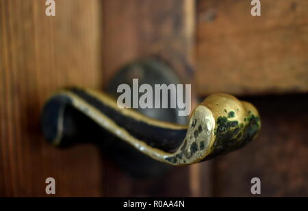 Il vecchio stile metal maniglia a leva su un cedro rosso dell'Ovest porta Foto Stock