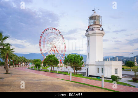 Faro e ruota panoramica Ferris a Batumi, Georgia Foto Stock