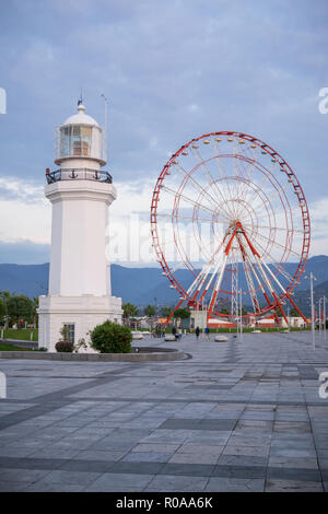 Faro e ruota panoramica Ferris a Batumi, Georgia Foto Stock