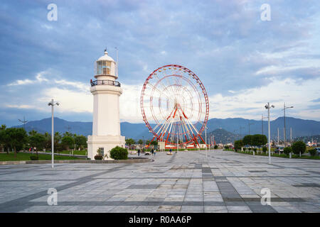 Faro e ruota panoramica Ferris a Batumi, Georgia Foto Stock