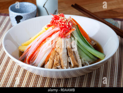 Cinese a base di noodle misti o giapponese hiyashi chuuka servire. Foto Stock