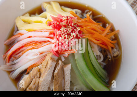 Cinese a base di noodle misti o giapponese hiyashi chuuka servire. Foto Stock