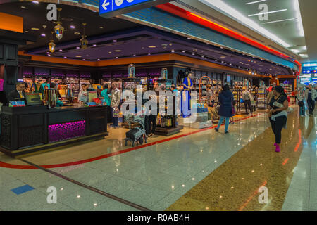 DUBAI, Emirati Arabi Uniti - OTTOBRE 11,2018: l'aeroporto Questo è il duty free area del Terminal 3.È possibile acquistare lì le cose come i profumi,negozio di souvenir Foto Stock