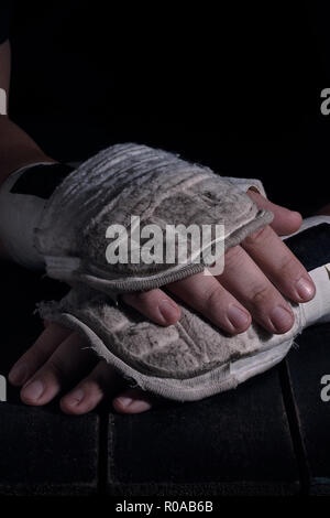 Stretta di mano del combattente di arti marziali con boxe accessori indossati. Pronto a combattere la nozione. Foto Stock