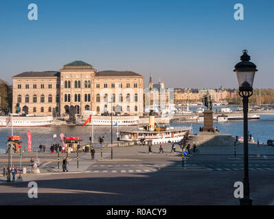 Stockholm waterfront cityscape, con il Museo Nazionale edificio in background, Blasieholmen, Stoccolma, Svezia. Foto Stock