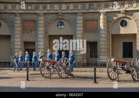 Gamla Stan, Stoccolma, Svezia. Cerimonia del Cambio della Guardia nei Giardini del Palazzo Reale. Foto Stock