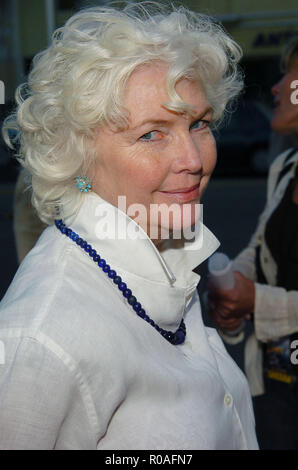 Fionnula Flanagan arrivando al Stateside Premiere presso il Crest Theatre di Los Angeles. Maggio 18, 2004. FlanaganFionnula111 Red Carpet Event, verticale, STATI UNITI D'AMERICA, industria cinematografica, celebrità, fotografia, Bestof, arte cultura e intrattenimento, Topix celebrità moda / Verticale, meglio di, evento nella vita di Hollywood - California, moquette rossa e dietro le quinte, USA, industria cinematografica, celebrità, movie celebrità, personaggi televisivi, musica celebrità, fotografia, Bestof, arte cultura e intrattenimento, Topix, headshot, verticale, una persona, dall'anno , 2004, inchiesta tsuni@Gamma-USA.com Foto Stock