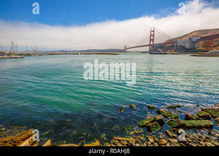 Sausalito paesaggio del Golden Gate Bridge dal Presidio Yacht Club, North Shore baia a ferro di cavallo, Sausalito, California, Stati Uniti. Foto Stock