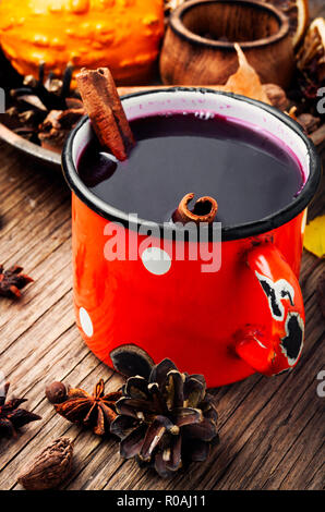 Vin brulé bevanda calda e spezie in tazze rustico su sfondo rustico Foto Stock