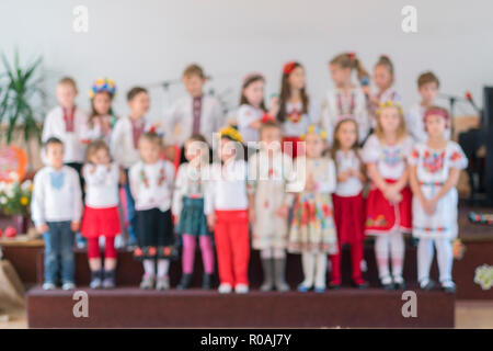 I bambini di eseguire in concerto nella scuola primaria. Per i bambini la creatività teatrale, prestazioni amatoriali in asilo nido. La creatività dei bambini. I bambini" Foto Stock