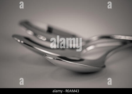 Monocrome di ripresa macro di metallo tre cucchiai, cucina Foto Stock
