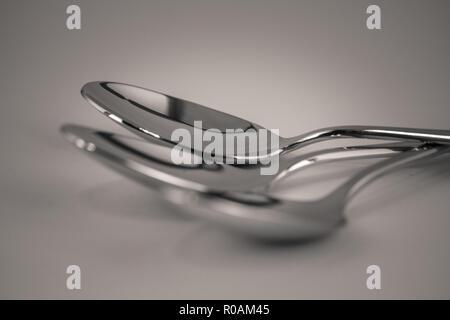 Monocrome di ripresa macro di metallo tre cucchiai, cucina Foto Stock