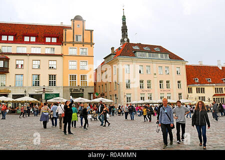 TALLINN, Estonia - 30 agosto 2018: le persone non identificate nella piazza del Municipio Foto Stock