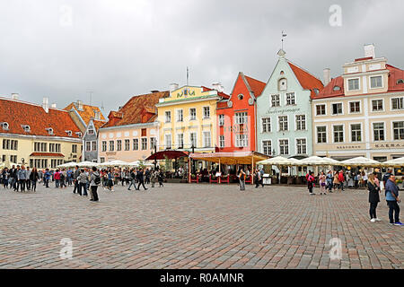 TALLINN, Estonia - 30 agosto 2018: le persone non identificate nella piazza del Municipio Foto Stock