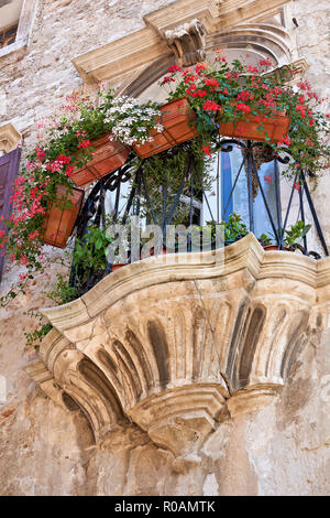 Balcone in un edificio storico nel centro storico di Pula in Istria in Croazia Foto Stock