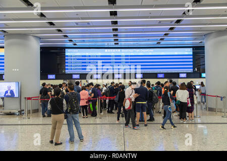 Persone allineando per biglietti ferroviari ad alta velocità, stazione di West Kowloon, Kowloon, Hong Kong Foto Stock
