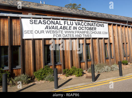 Firmare l'influenza stagionale vaccinazioni disponibili in ottobre, Framfield House centro salute chirurgia, Woodbridge, Suffolk, Inghilterra, Regno Unito Foto Stock