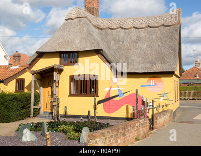 Storico cottage con il tetto di paglia dipinto artisticamente, Hollesley, Suffolk, Inghilterra, Regno Unito Foto Stock