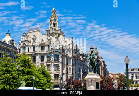 Liberty (quadrato Praca da Liberdade) nella città di Porto, Portogallo. Statua equestre di Dom Pedro IV (Estatua Equestre de Dom Pedro IV) in primo piano Foto Stock