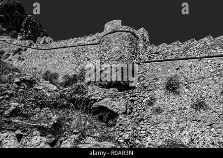 La fotografia in bianco e nero del castello di Monemvasia parete Laconia Peloponneso Grecia Foto Stock