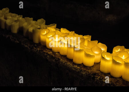 Sbavatura di candele sul vetro decorativo. Sfondo scuro. Foto astratte. Foto Stock