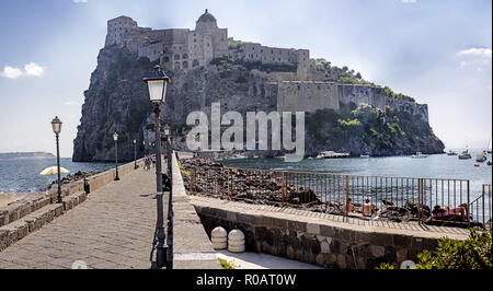 Antico castello nei pressi di Isola di Ischia. Target turistici quando si viaggia in Campania (Italia). Foto Stock