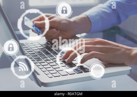 Pagamento online sicuro con carta di credito su internet shop e-commerce tecnologia, concetto con icone e la persona che paga sul sito di computer in background Foto Stock