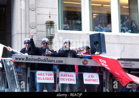 Boston, MA. Ottobre 31, 2018. Boston Red Sox giocatori, Hector Velazquez, Rafael Devers, e JD Martinez su un bus su Tremont Street celebrare in Foto Stock